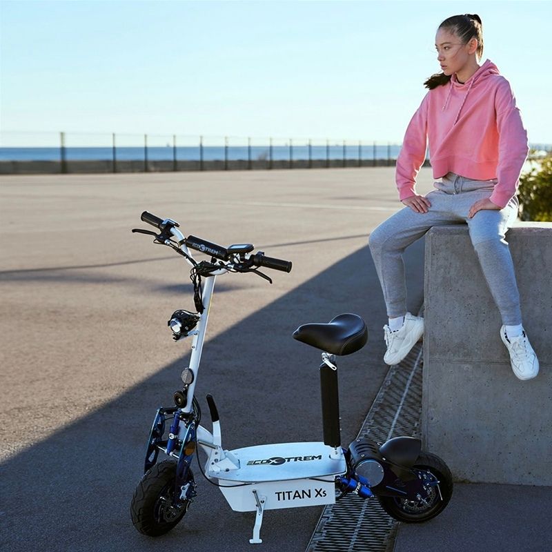 Trottinette électrique 2000W pliable avec siège Titan blanche urbaine